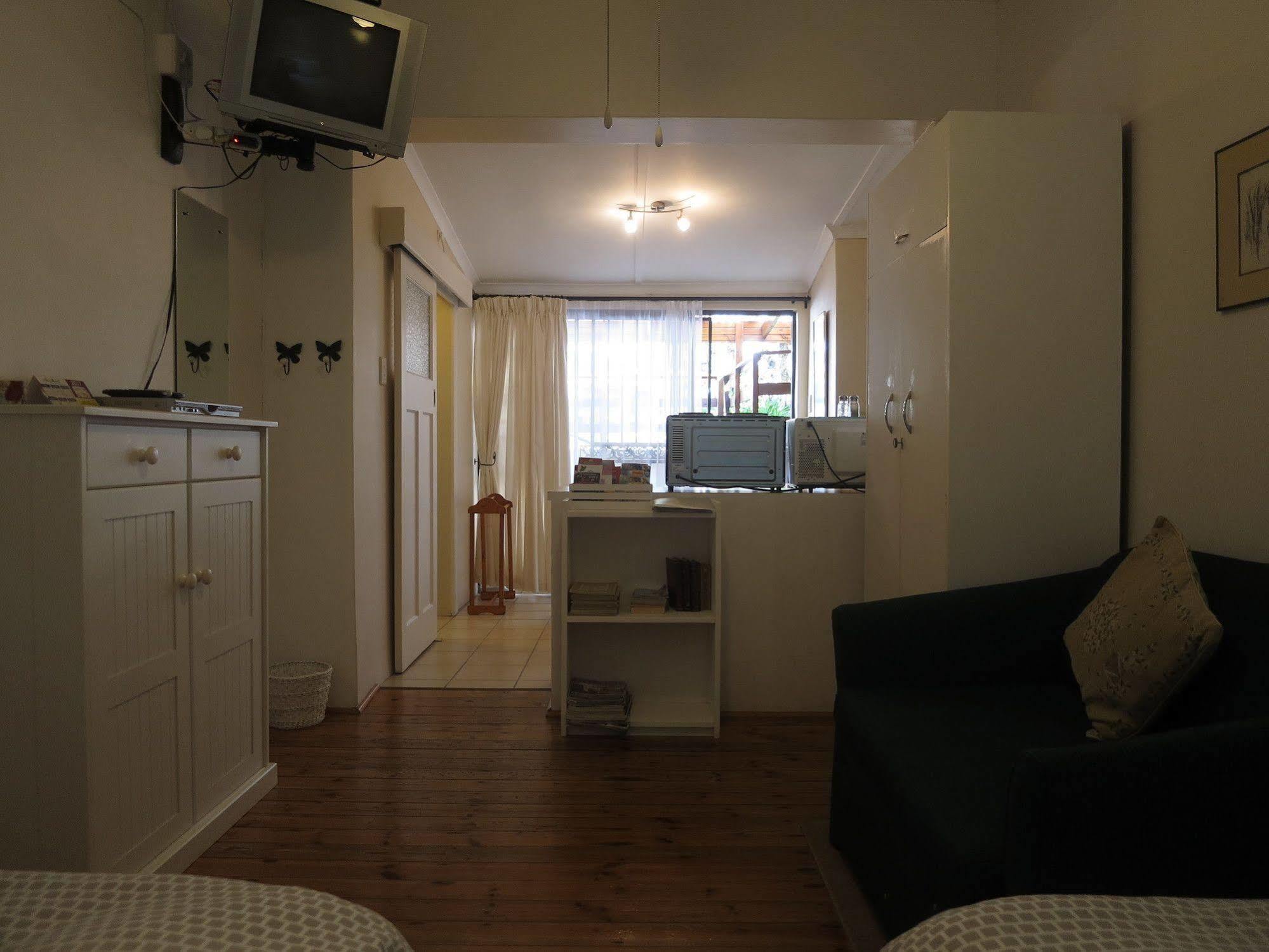 Dempsey'S Self-Catering Guest House Порт-Элизабет Экстерьер фото