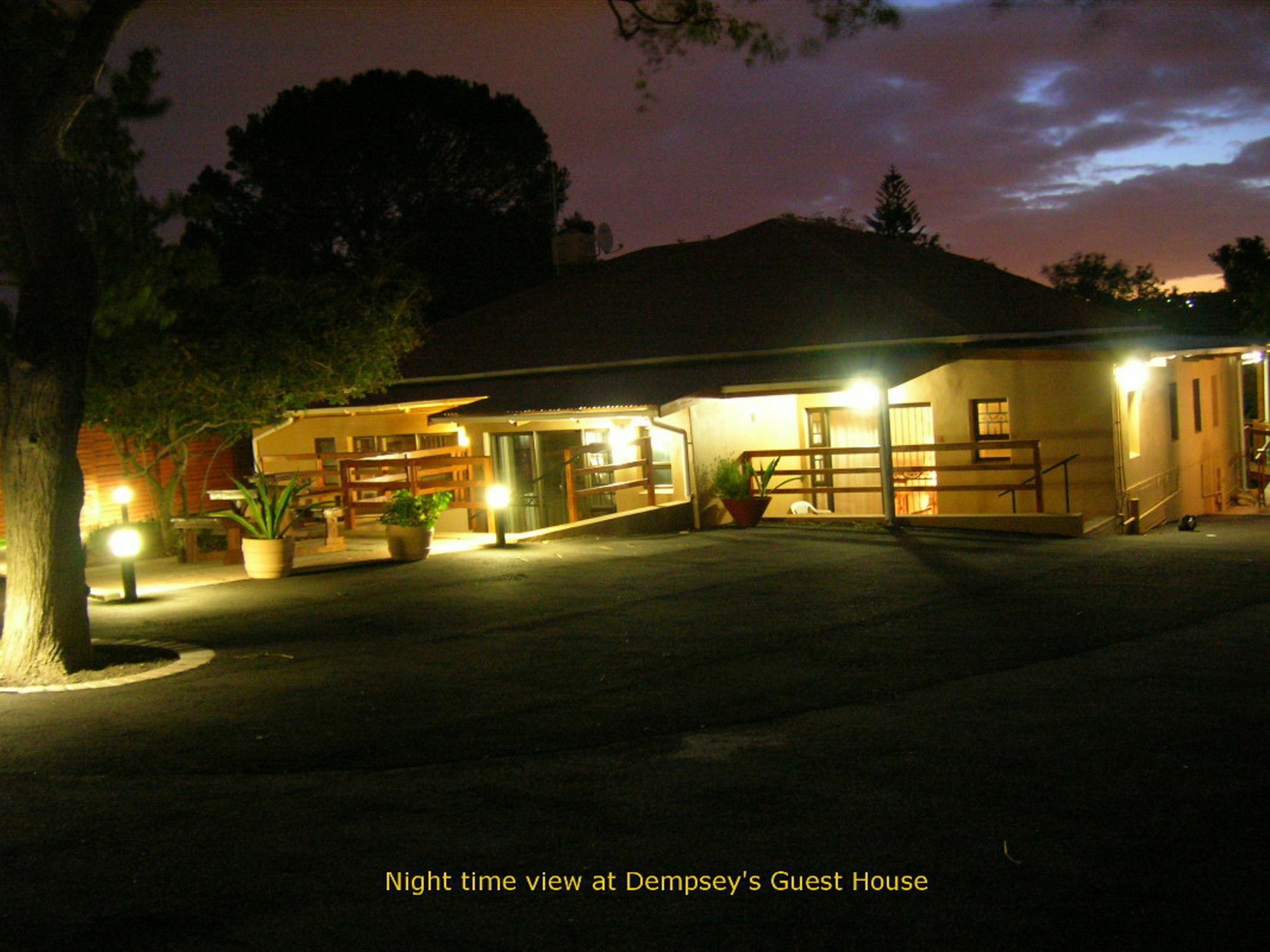 Dempsey'S Self-Catering Guest House Порт-Элизабет Экстерьер фото