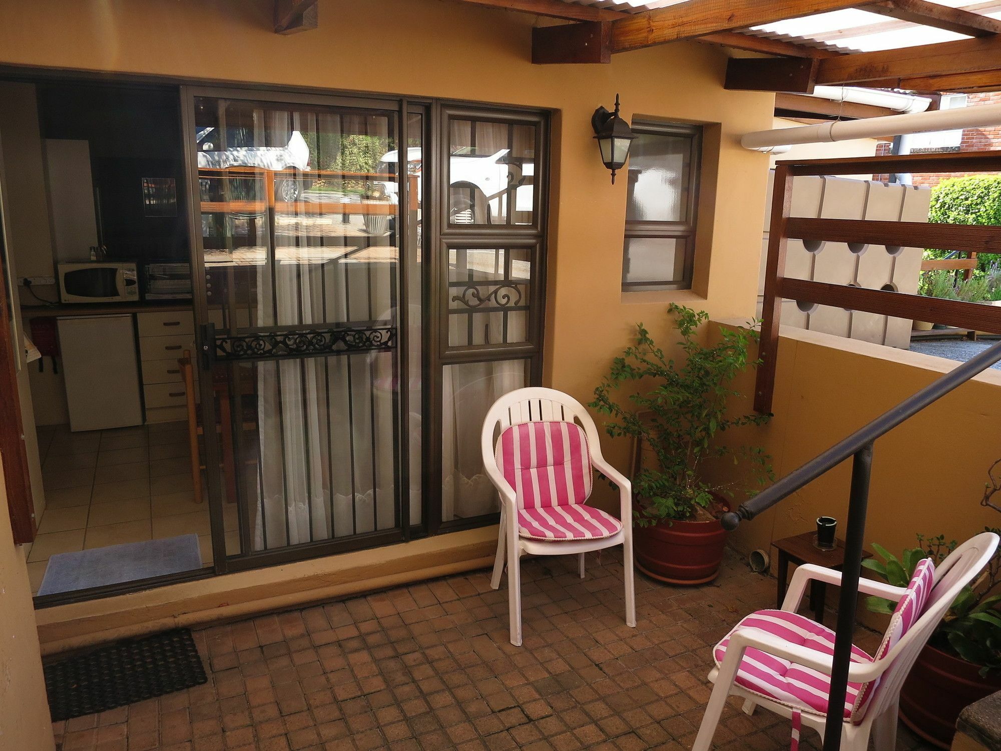 Dempsey'S Self-Catering Guest House Порт-Элизабет Экстерьер фото