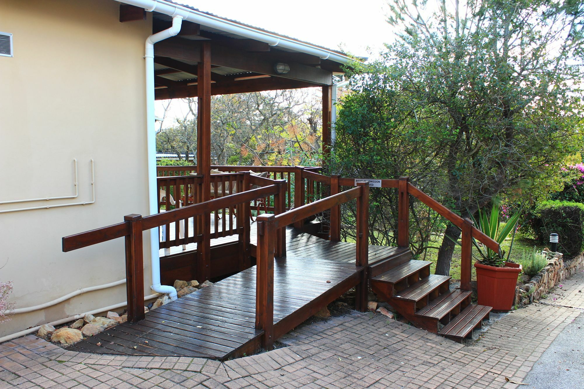 Dempsey'S Self-Catering Guest House Порт-Элизабет Экстерьер фото